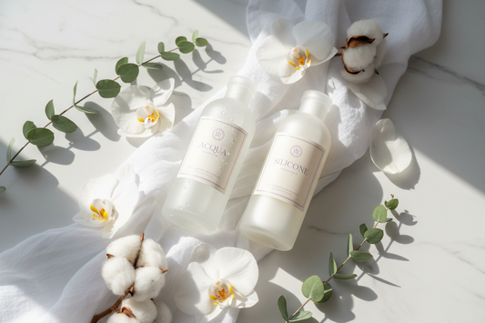Confronto tra lubrificanti a base d'acqua e silicone su marmo bianco